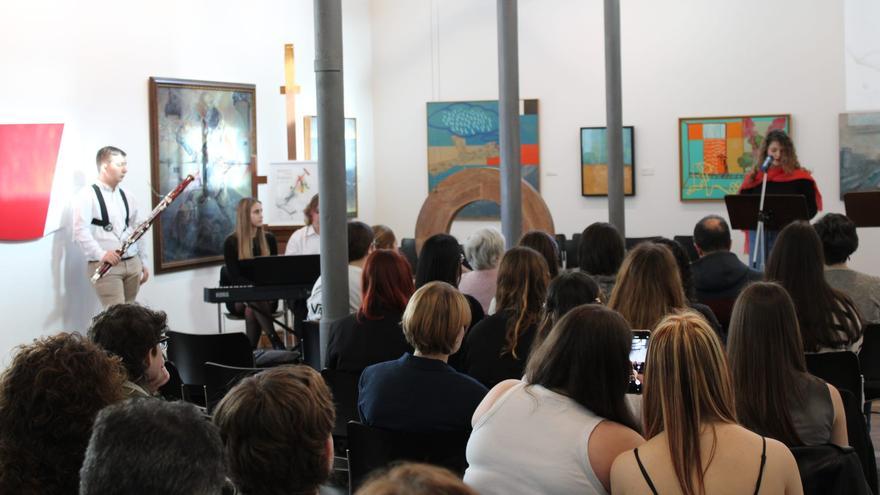 Langreo celebra el día de la poesía con lecturas, música y mucha implicación de sus estudiantes