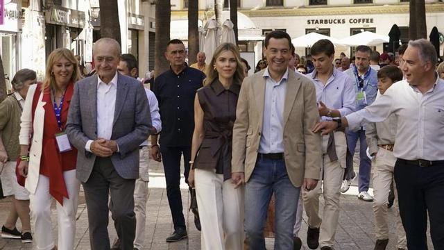 Carolina España, Paco de la Torre, Manuela Villena, Juanma Moreno y Elías Bendodo, ayer domingo por la mañana paseando por el Centro de Málaga.