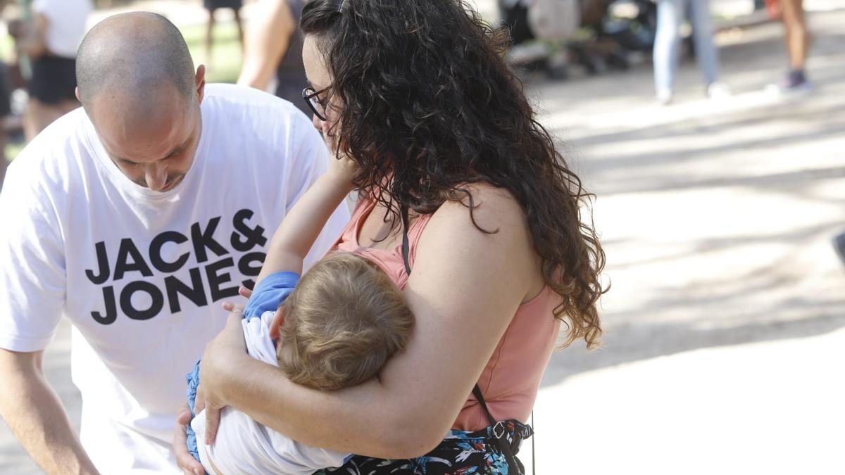 Decenas de madres reivindican la lactancia materna en València