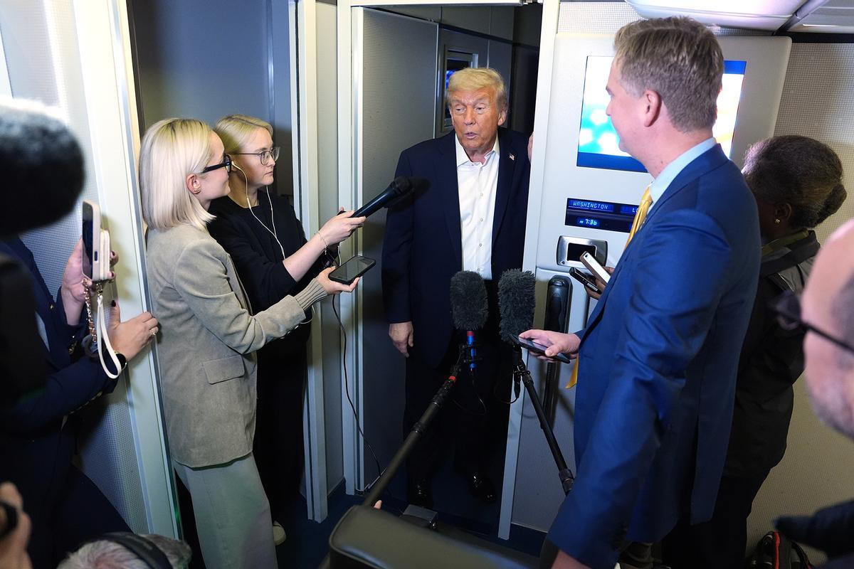 Trump atiende a los periodistas en una parada técnica del Air Force One en Inglaterra