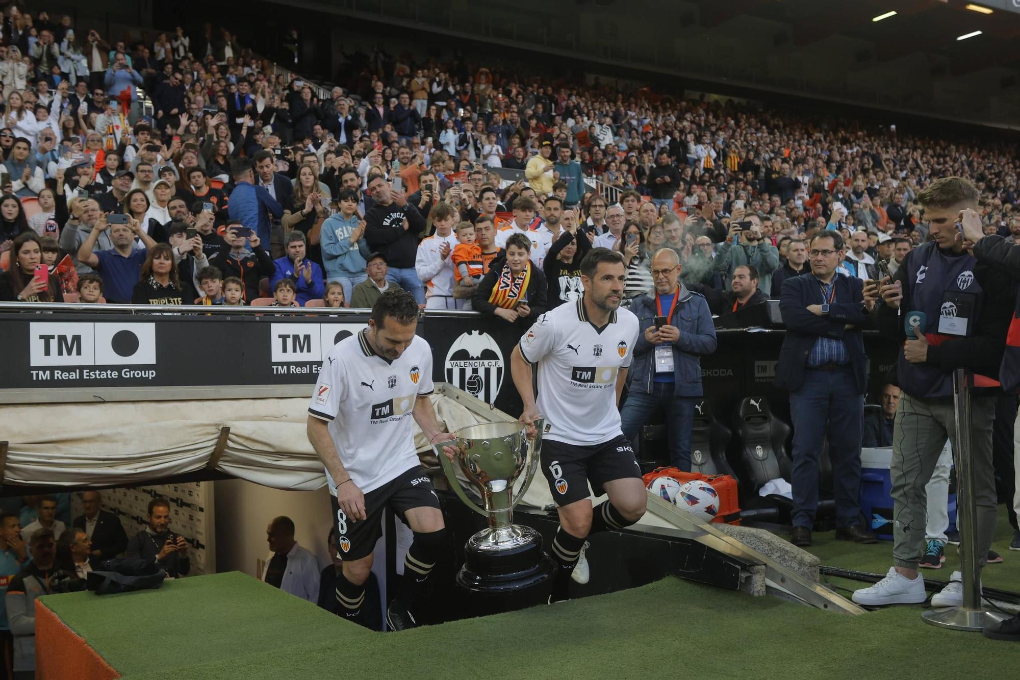 ¡Qué recuerdos! Las fotos del homenaje al Valencia del Triplete