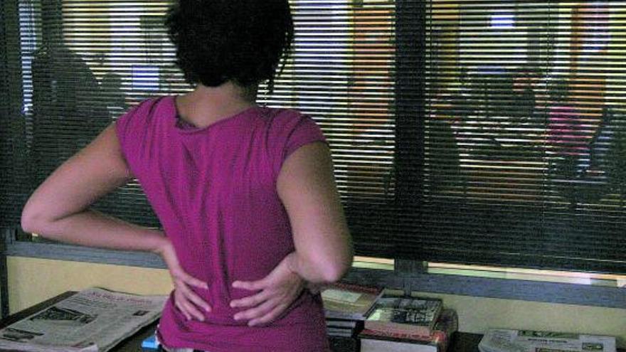 El dolor lumbar es uno de los que más afecta a las mujeres. | EL PERIÓDICO