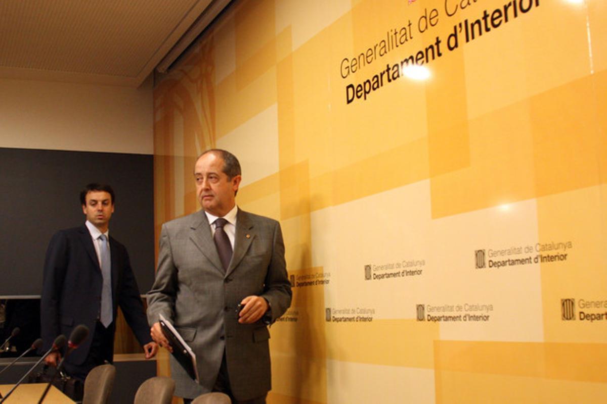 El 'conseller' de Interior, Felip Puig, se dirige a una rueda de prensa, el jueves.