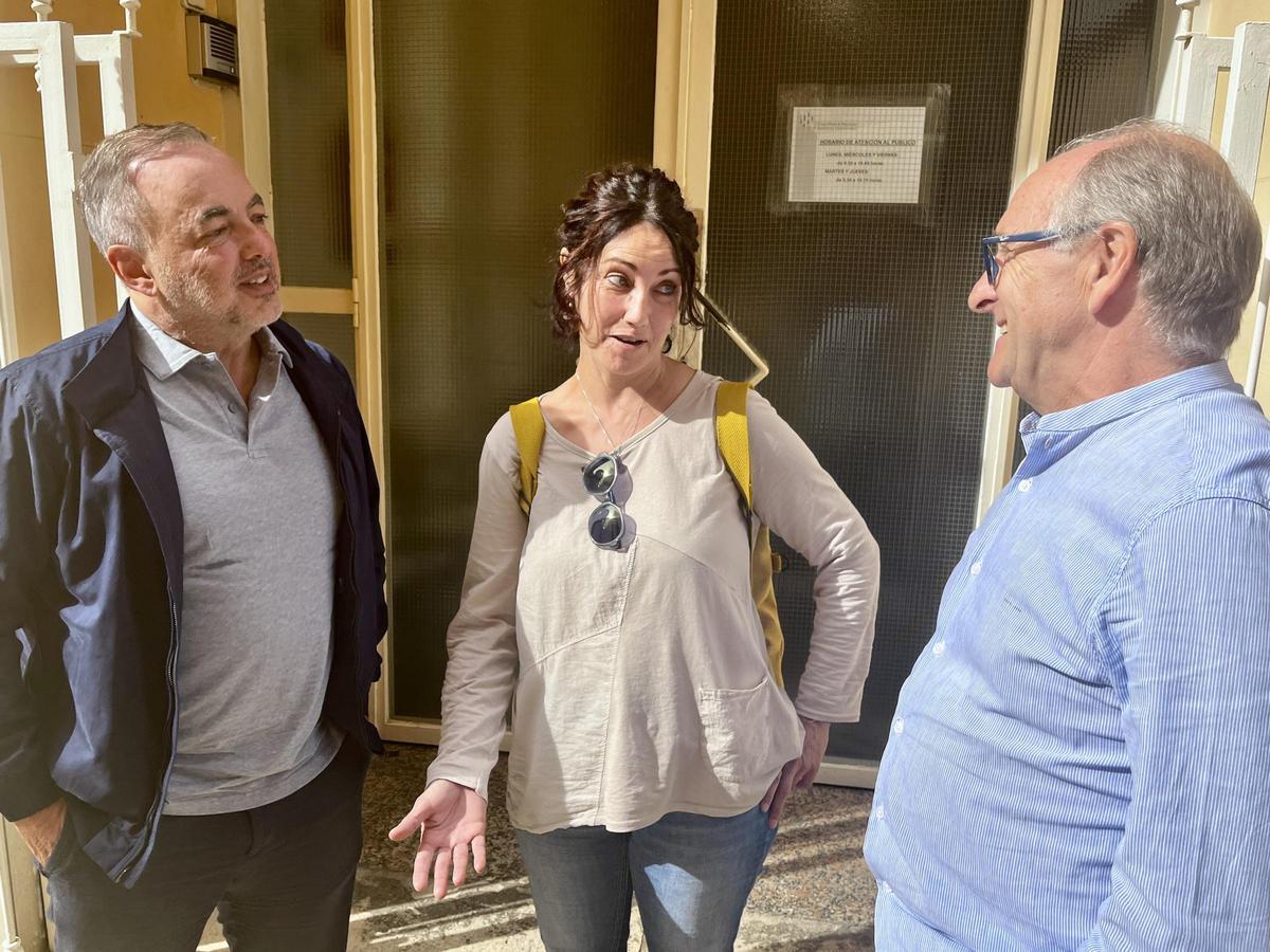 Yolanda Fidalgo, afectada por la dana, junto a su terapeuta Jorge Rososzka y Salvador Almenar.