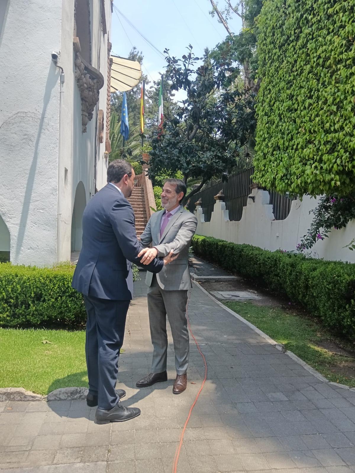 Barbón es recibido por el Embajador de España en México.