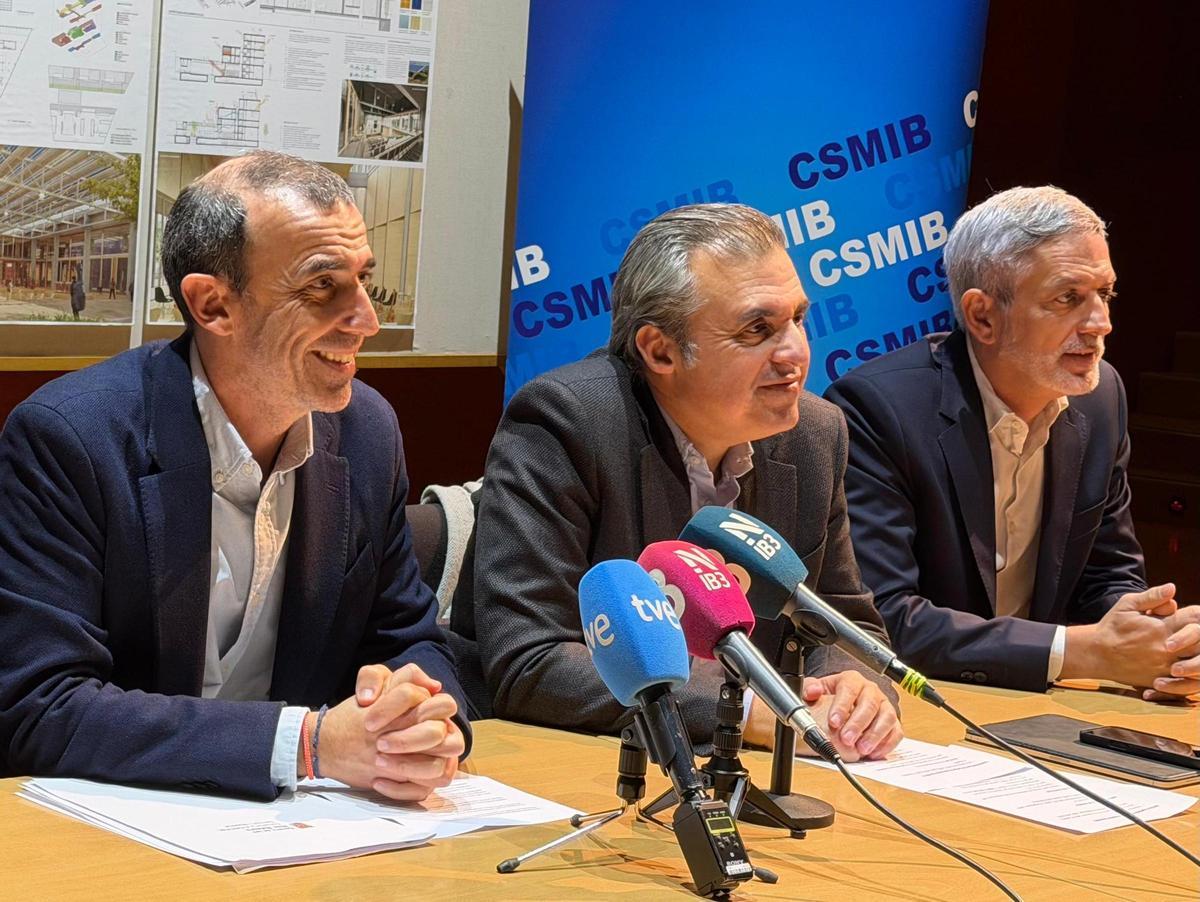 El conseller Antoni Vera, en el centro