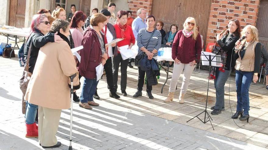 La actuación del coro de mujeres.