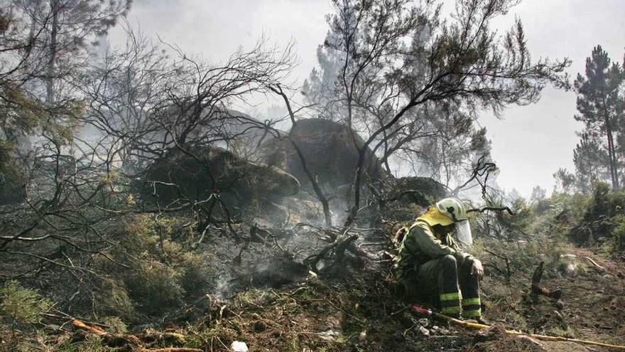 Un efectivo de los servicios de extinción, durante un momento de descanso. // Bernabé/Luismy