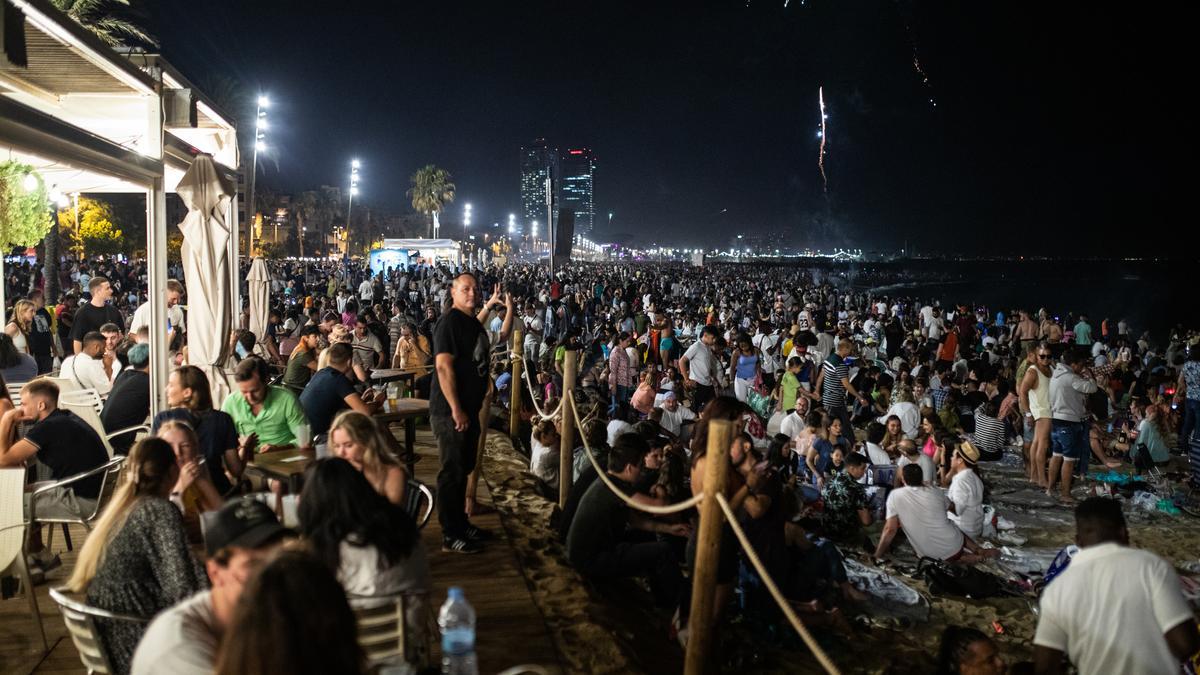 Imagen del 2022, con la playa a reventar y cuando en los chiringuitos se prohibió la música alta y estar de pie.