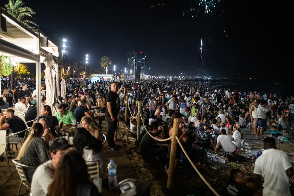 Imagen del 2022, con la playa a reventar y cuando en los chiringuitos se prohibió la música alta y estar de pie.