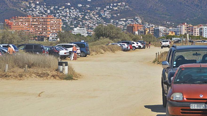 Vehicles aparcats a la platja de la Rubina | SANTI COLL