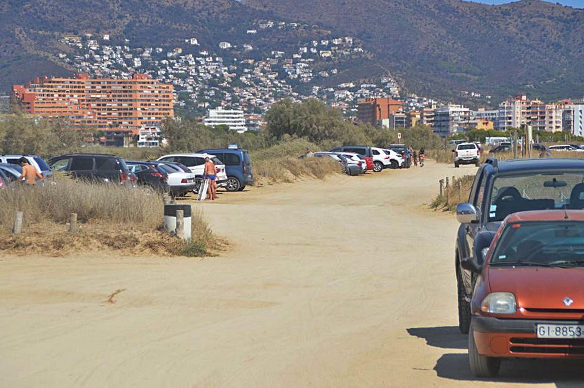 Vehicles aparcats a la platja de la Rubina | SANTI COLL