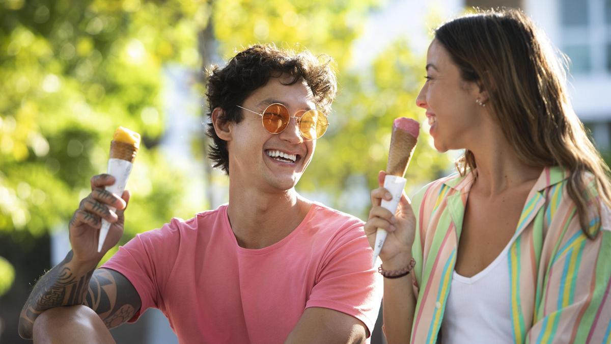 Una pareja come un helado en el exterior