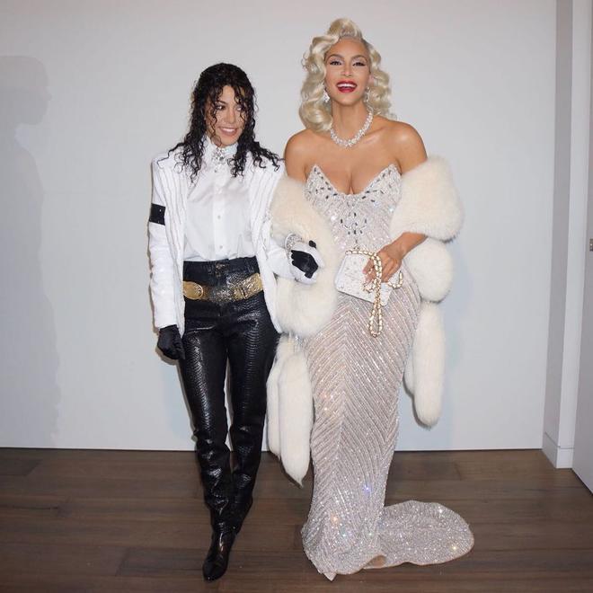 Kim y Kourtney Kardashian como Madonna y Michael Jackson