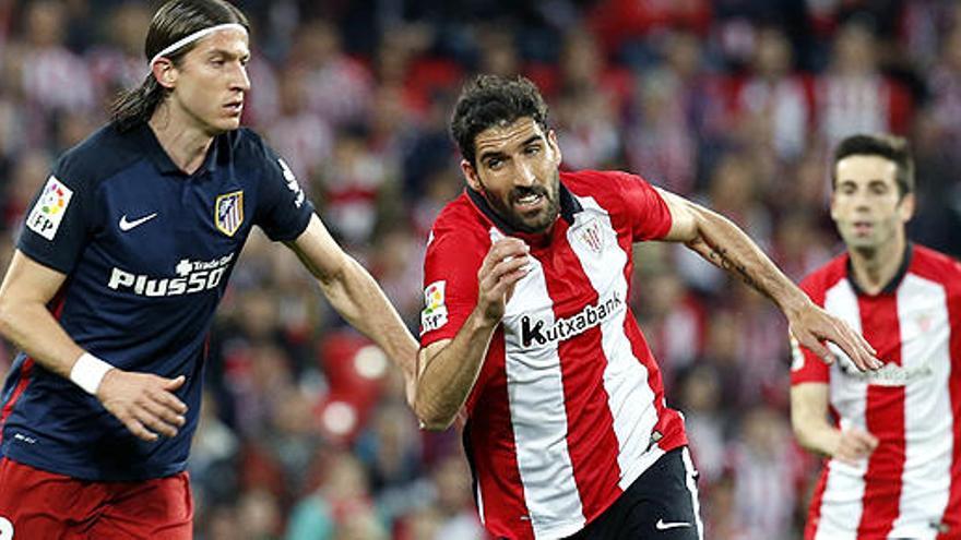 Filipe Luis y Raúl García, en una acción del partido.