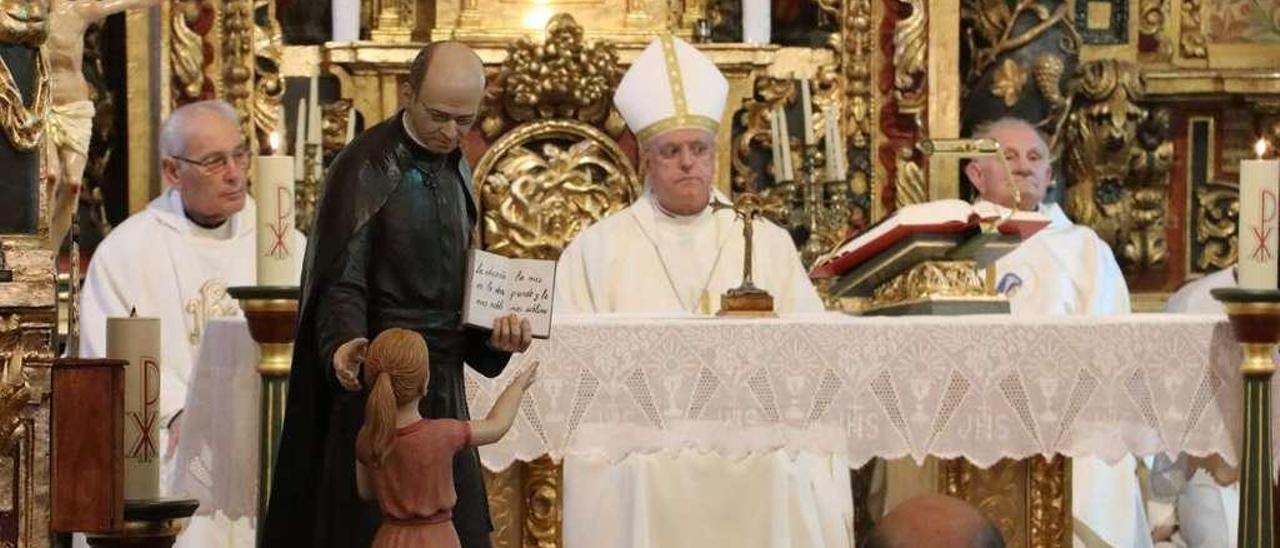 El obispo oficiando la misa en Acevedo, y en primer término la imagen de San Faustino. // Jesús Regal