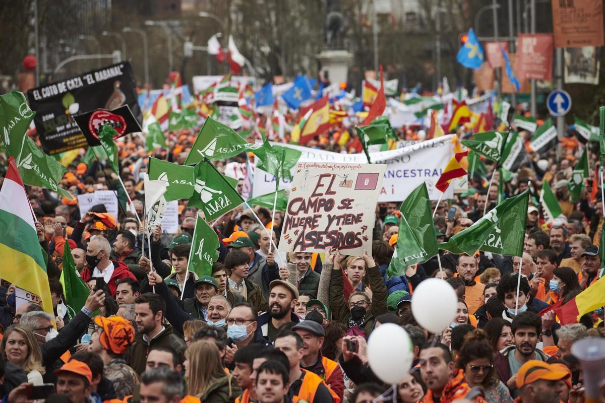 MADRID, 20/03/2022.- Miles de personas participan en la manifestación en defensa del mundo rural este domingo en Madrid. EFE/Luca Piergiovanni