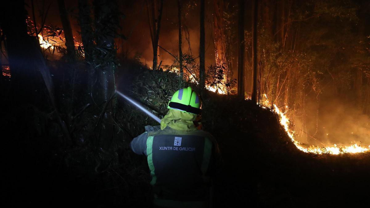 Un hombre en las labores de extinción de un incendio forestal en Barreiros (Lugo),
