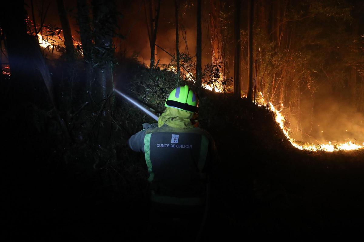 Un hombre en las labores de extinción de un incendio forestal en Barreiros (Lugo),