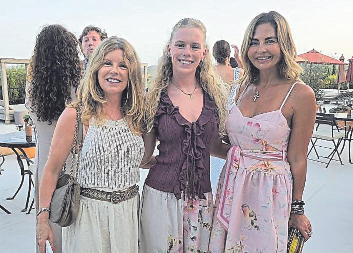 Helen y Eva Cummins con Ilona Novackova.