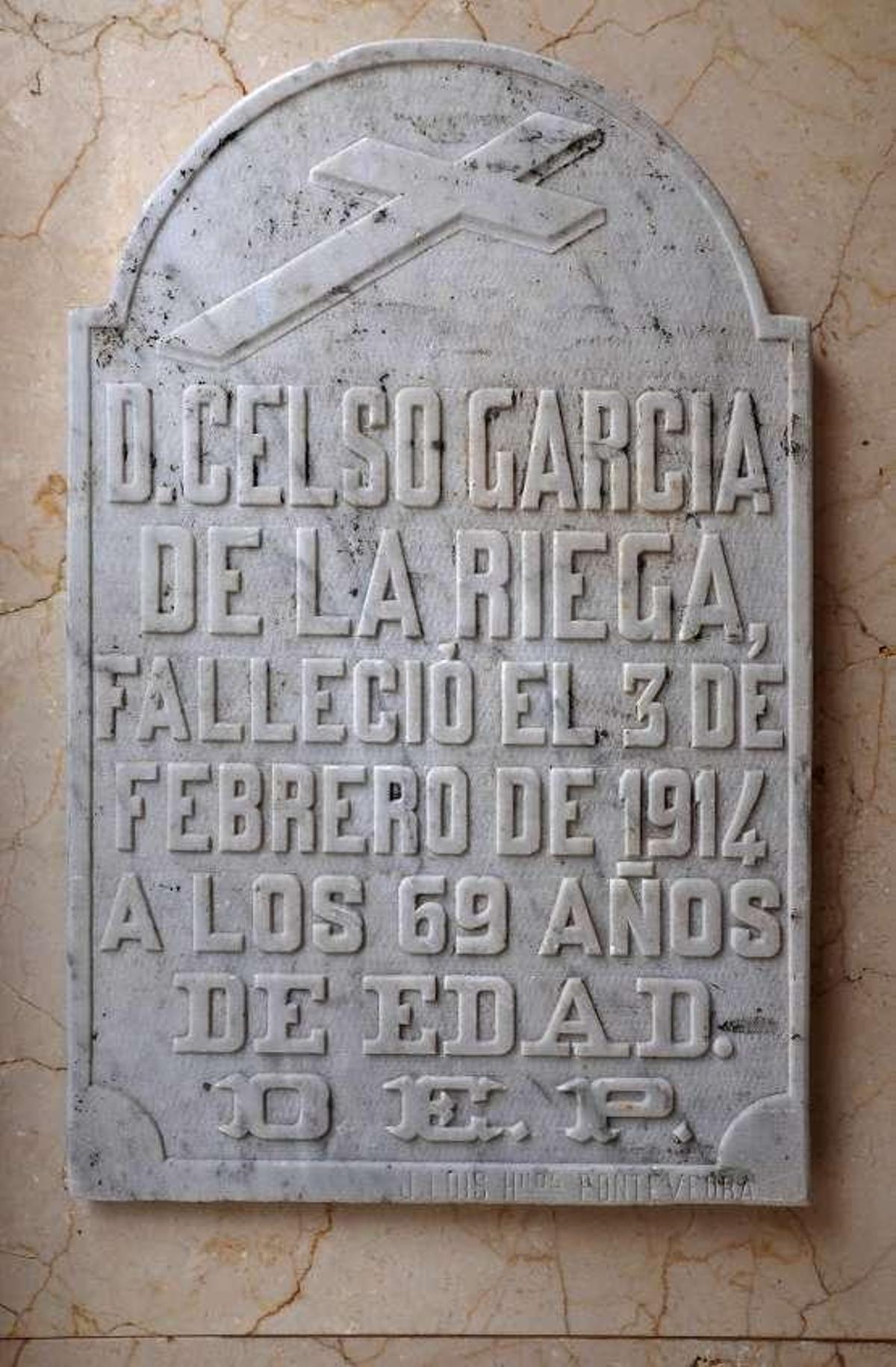 La lápida del autor de la teoría del Colón gallego.  // Carlos Montero