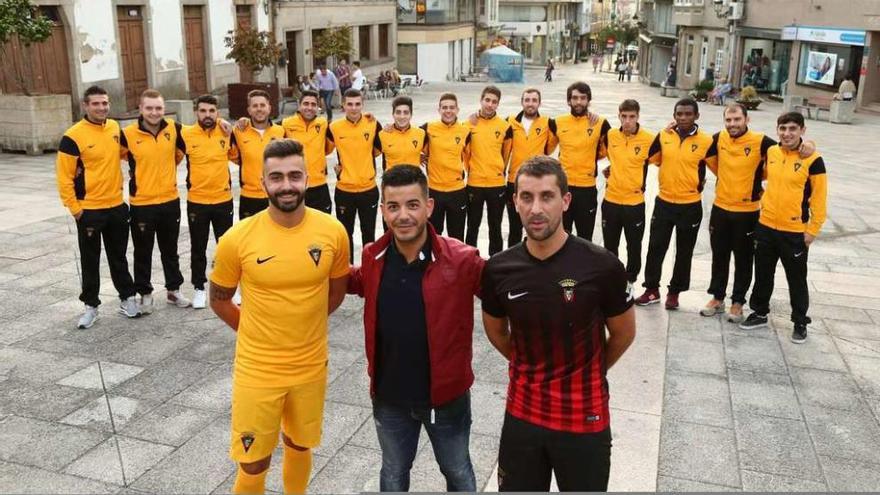 Los rojinegros se presentaron ayer en la plaza de la iglesia. // Bernabé