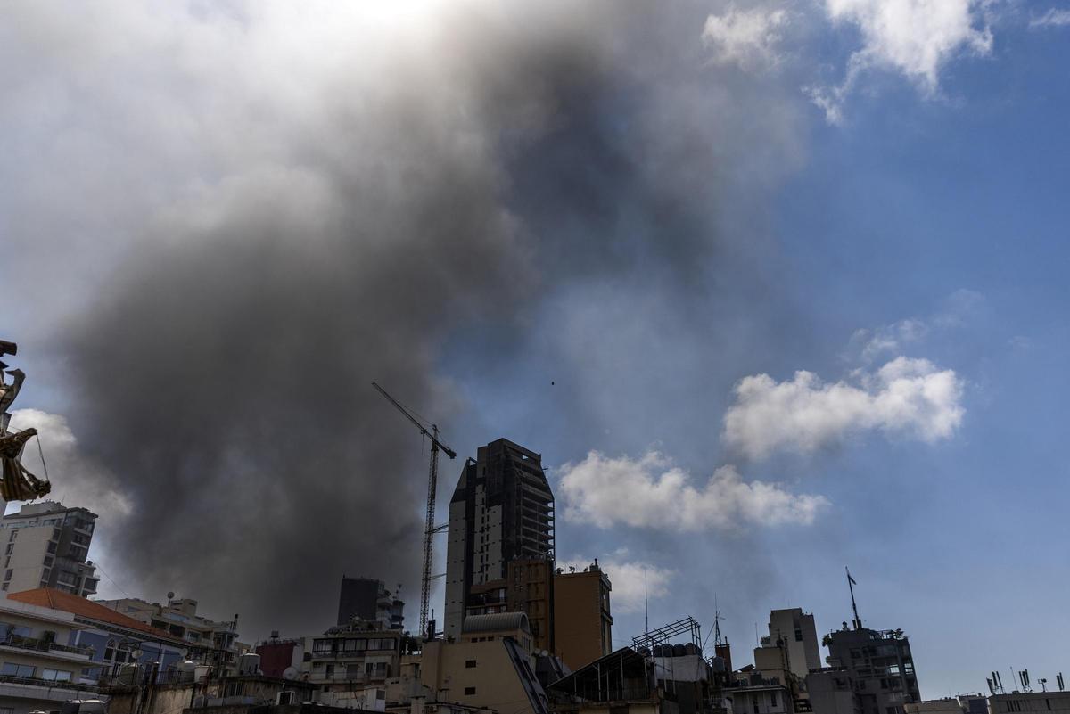 Columnas de humo sobre Beirut tras la mayor oleada de ataques israelíes contra Líbano desde el inicio de su campaña militar. Columnas de humo sobre Beirut tras la mayor oleada de ataques israelíes contra Líbano desde el inicio de su campaña militar.
