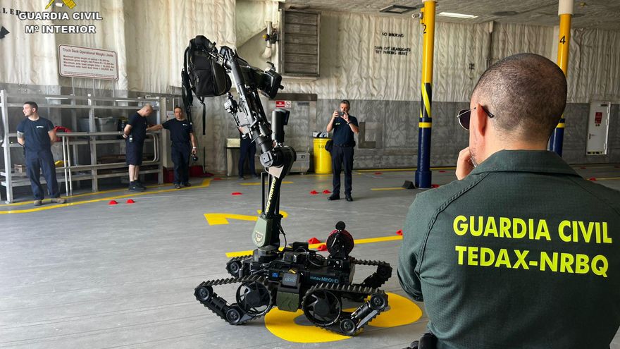 Los especialistas en desactivación de explosivos de la Guardia Civil, de prácticas en Ibiza