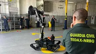 Los especialistas en desactivación de explosivos de la Guardia Civil, de prácticas en Ibiza