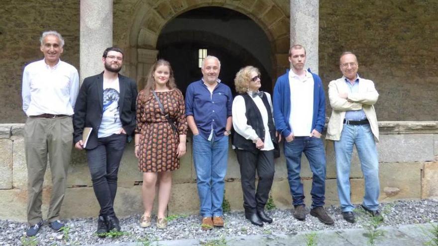 Por la izquierda, Martín Caicoya, Miguel Luis Álvarez, Elisa Sestayo, César Iglesias, Marian Suárez, Luis Acebal y José Luis García Martín, presentador de la lectura poética, ayer, en el claustro del monasterio.