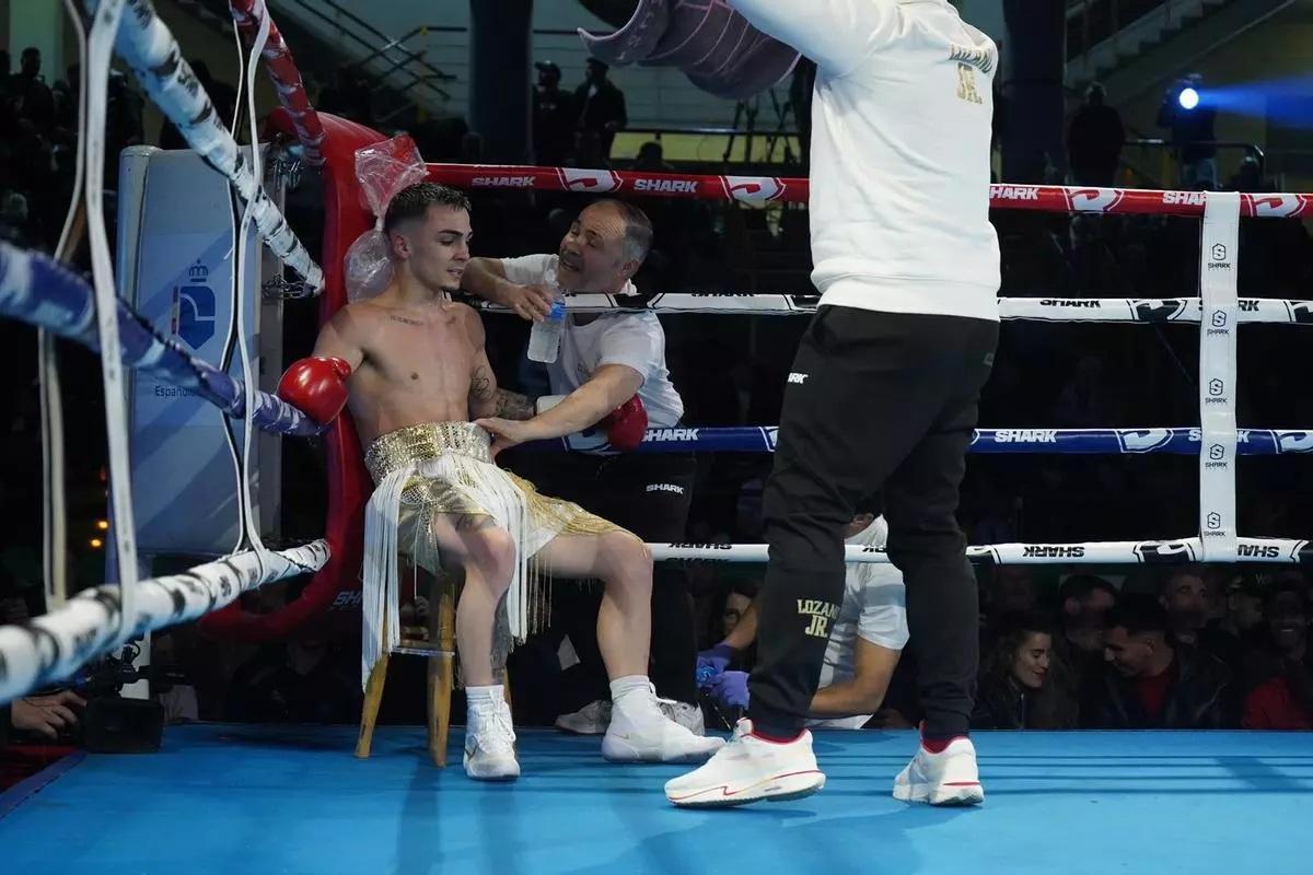 Rafa Lozano Sr. da consignas a su hijo, Rafa Lozano Jr.