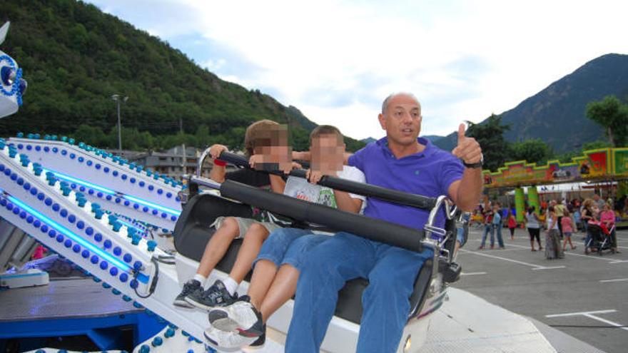 Enrique Crespo, con su hijo y el de Esteban Cuesta, en una feria de Andorra la Vella.