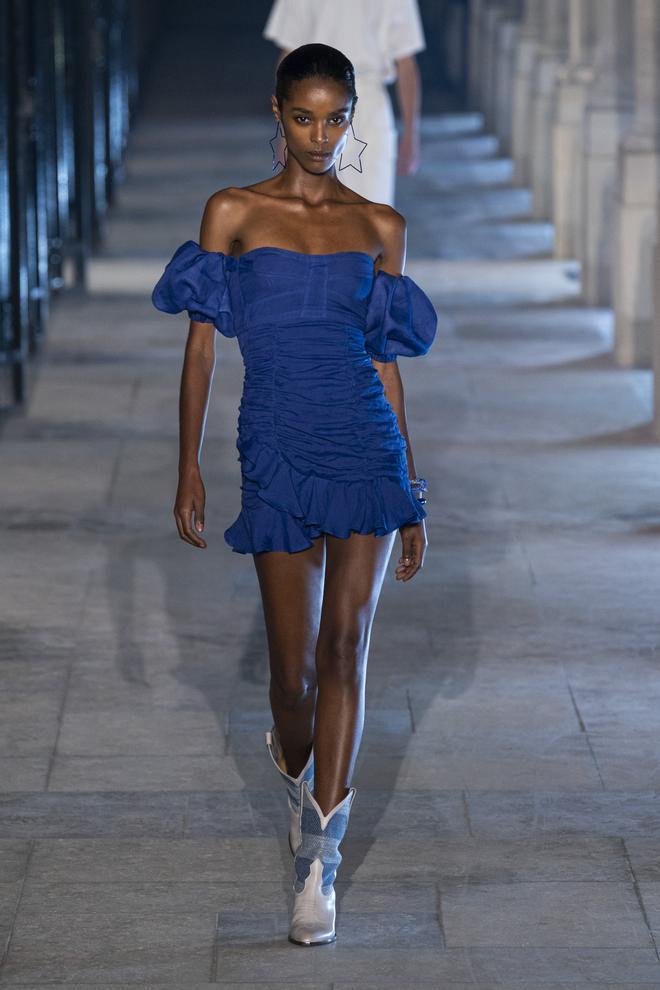 Vestido mini en azul del desfile de primavera-verano 2021 de Isabel Marant