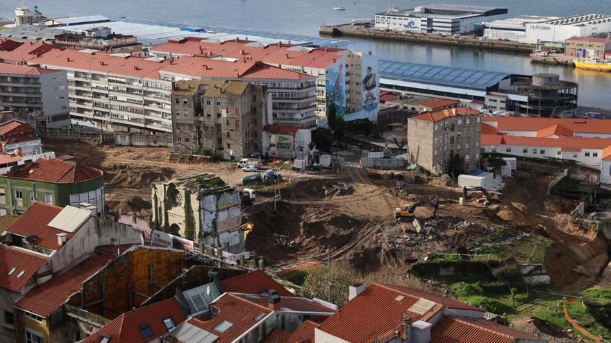 Trabajos de movimiento de tierras para el proyecto del Barrio do Cura. | // ALBA VILLAR