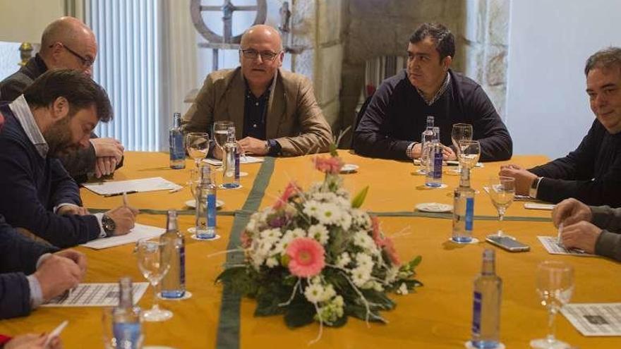 Reunión de Baltar con los alcaldes de la Mancomunidad. // FdV