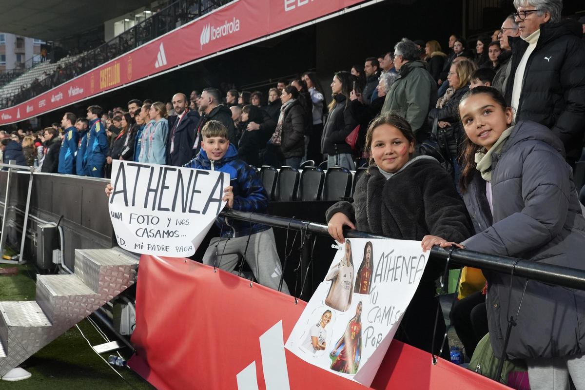 Varios niños con una pancarta pidiendo la camiseta a Athenea.