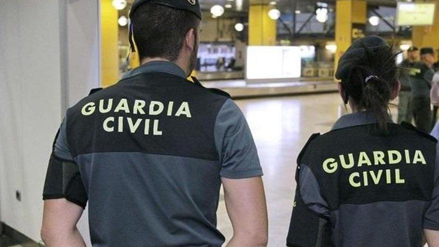 Guardias civiles en el aeropuerto.