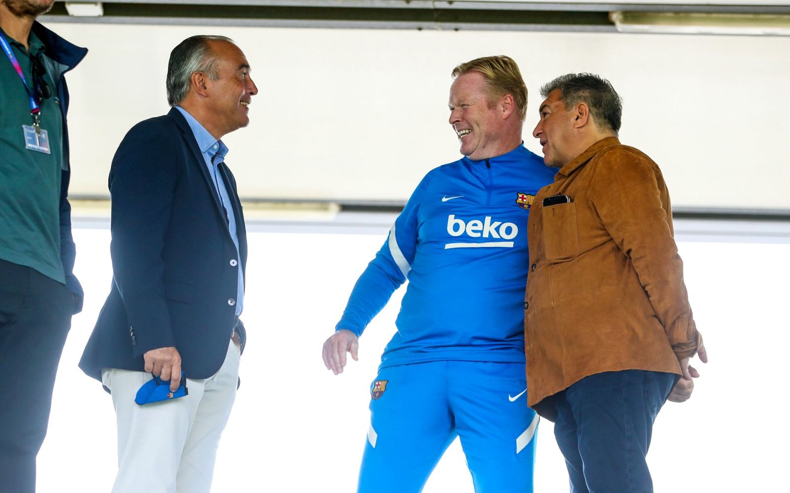Yuste, Koeman y Laporta, en el entrenamiento del Barça previo a la visita del Valencia.