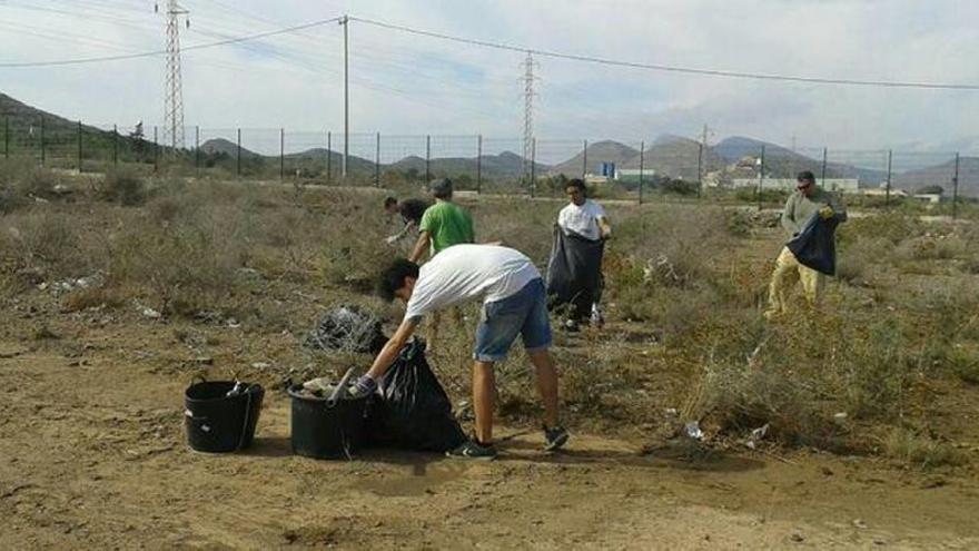 Los ecologistas denuncian que  el ocio juvenil acumula basuras en Calblanque