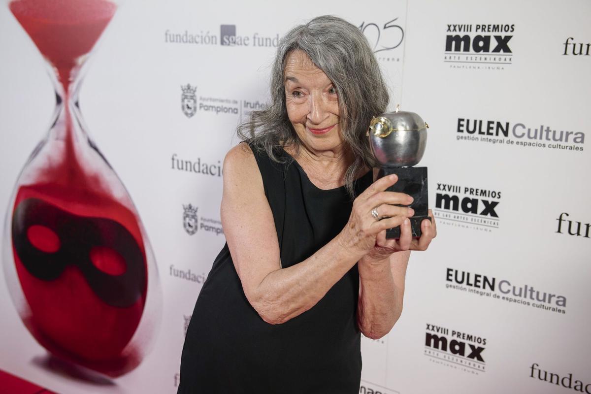 La actriz Petra Martínez posa con el Max de Honor.