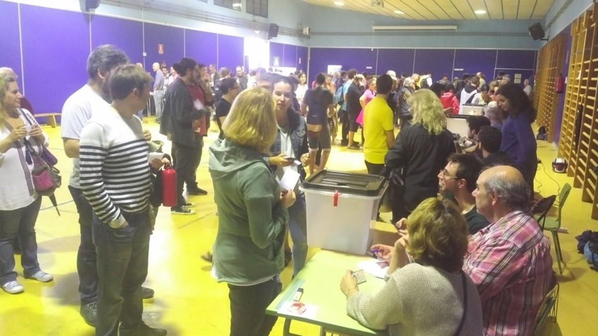 Moments inicials de la votació a l’institut Puig i Cadafalch de Mataró, al barri de Cerdanyola.