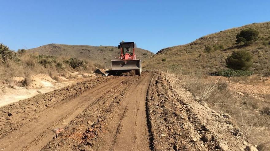 Cortan parte de los accesos a  Calblanque para arreglar los caminos antes del 25 de junio