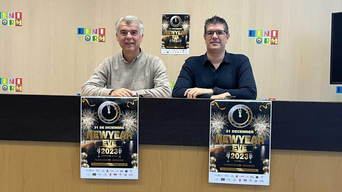 El concejal de Fiestas y el portavoz de los hosteleros de Abreca, con el cartel del evento.