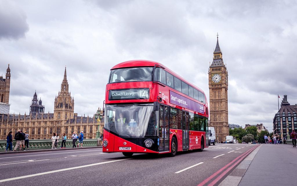 Descubrir Londres a bordo de uno de sus míticos autobuses rojos es un planazo.