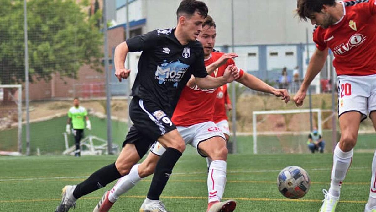 Javi Pedrosa pelea el esférico durante un partido contra el Real Murcia Imperial. | PRENSA MAR MENOR