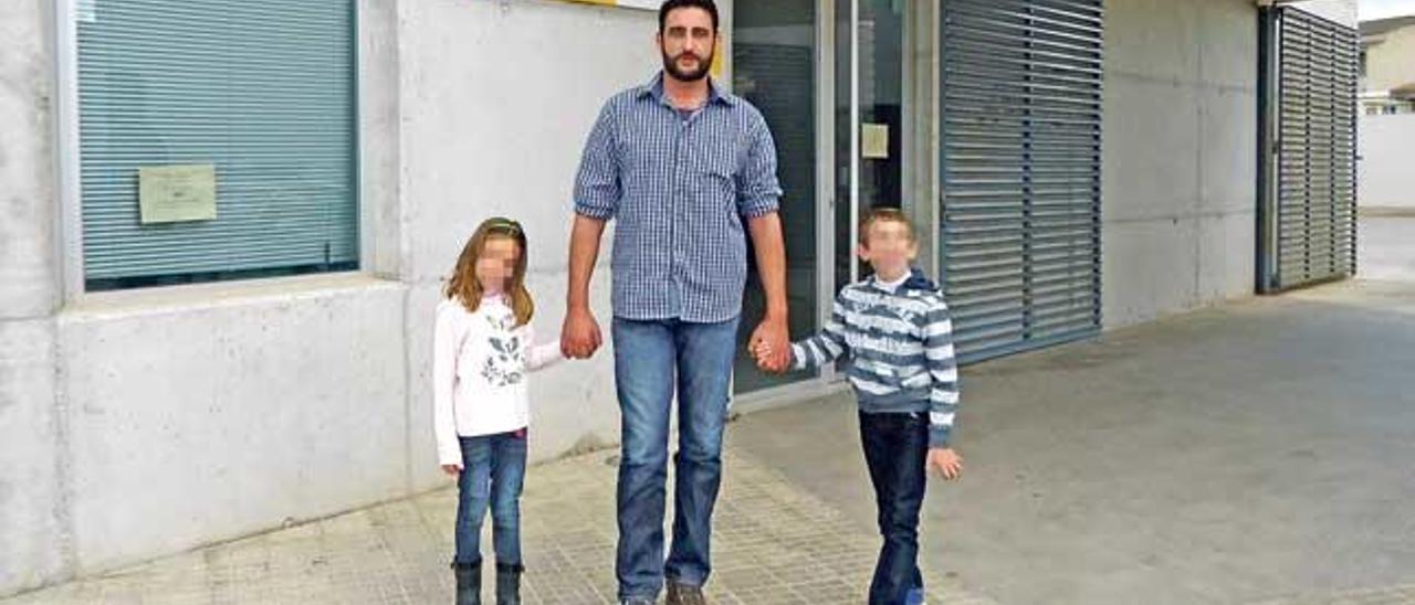 El marido de la cabo de la Guardia Civil, con sus dos hijos, ante el cuartel de sa Pobla.