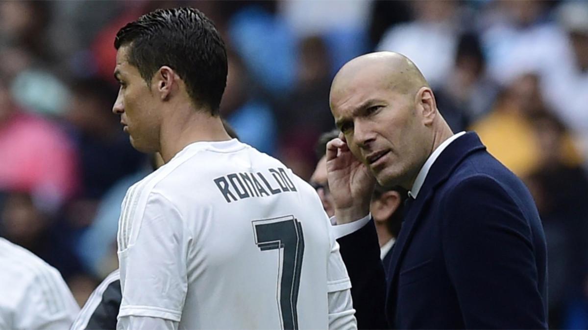 Cristiano Ronaldo y Zinedine Zidane en un momento del Real Madrid-Valencia de la Liga 2015/16