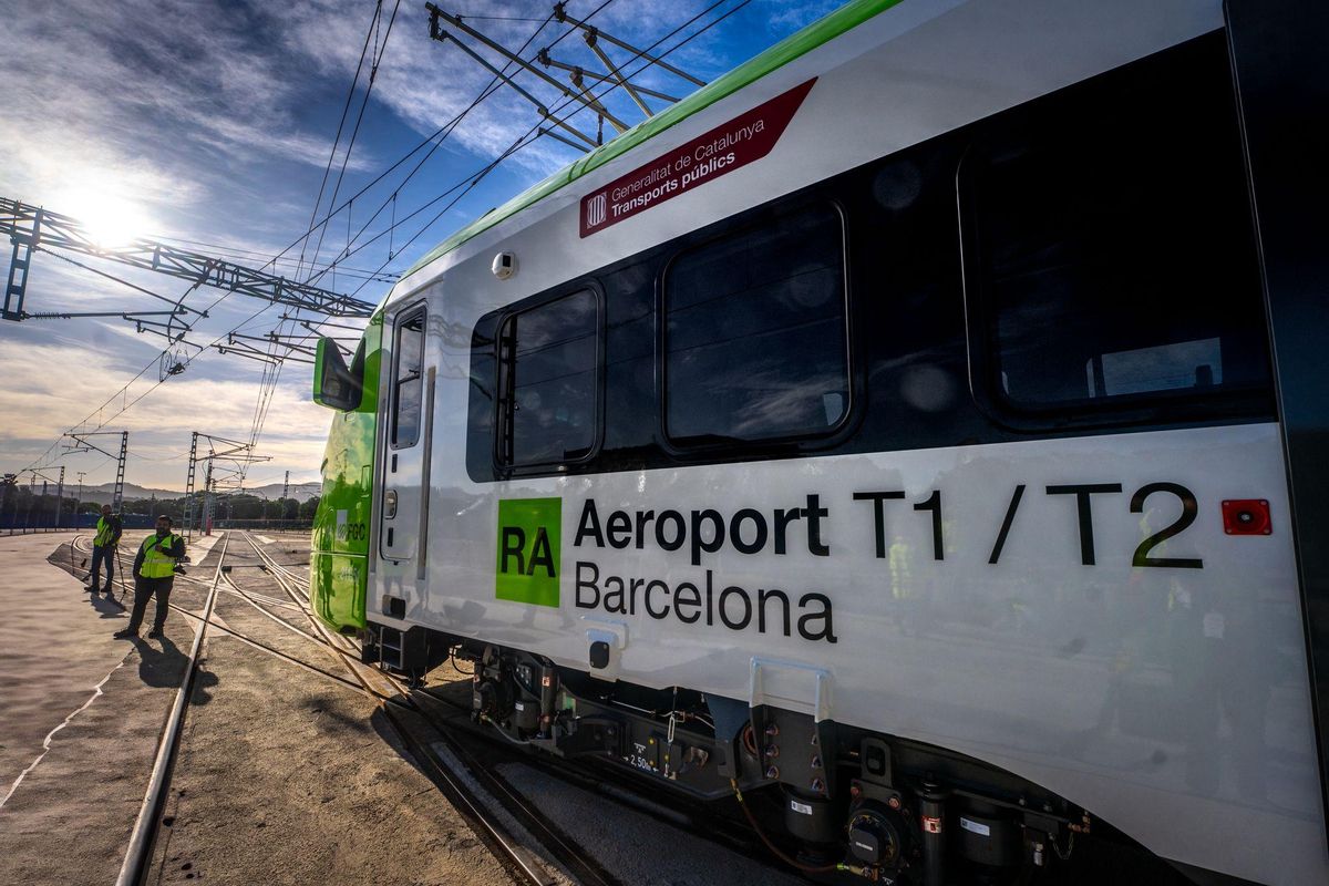 El nuevo tren de Ferrocarrils de la Generalitat que prestará el servicio hasta el aeropuerto de El Prat, este viernes en la fábrica de Alstom en Santa Perpètua de Mogoda. El nuevo tren de Ferrocarrils de la Generalitat que prestará el servicio hasta el aeropuerto de El Prat, este viernes en la fábrica de Alstom en Santa Perpètua de Mogoda.