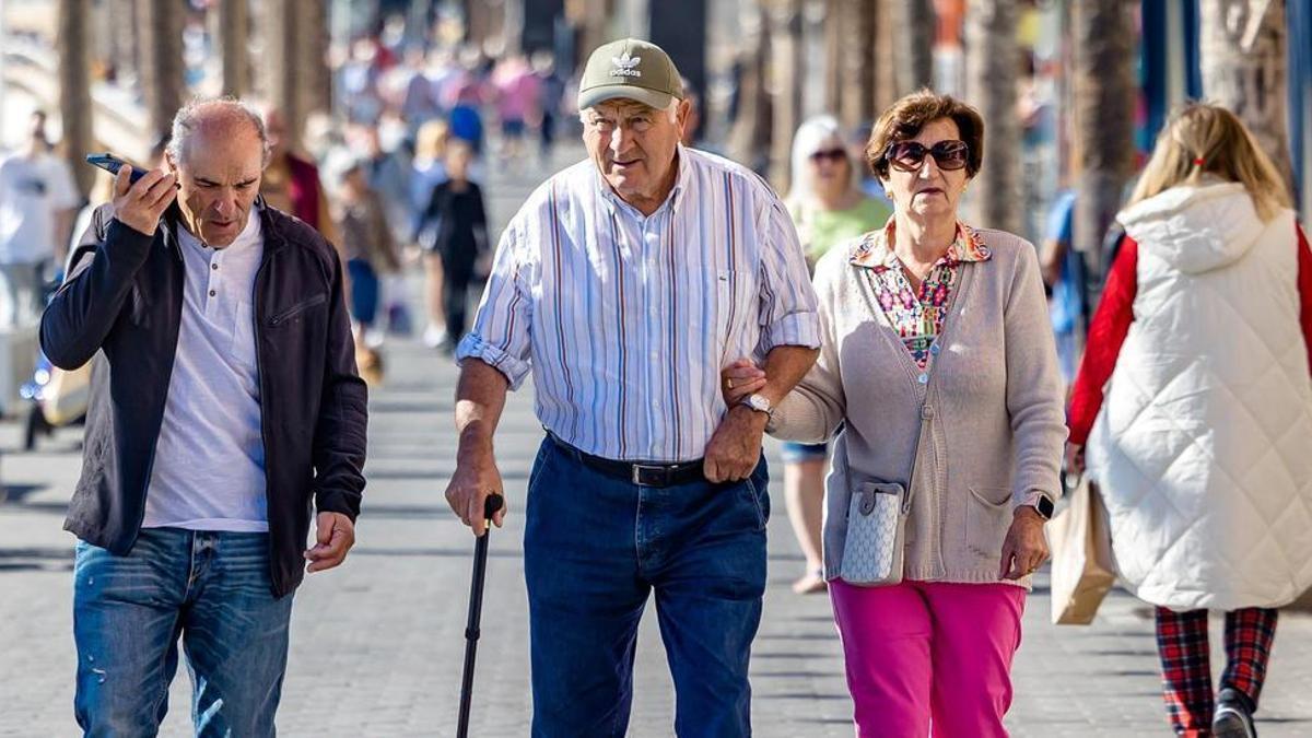 Mayores paseando por Benidorm, el pasado noviembre.