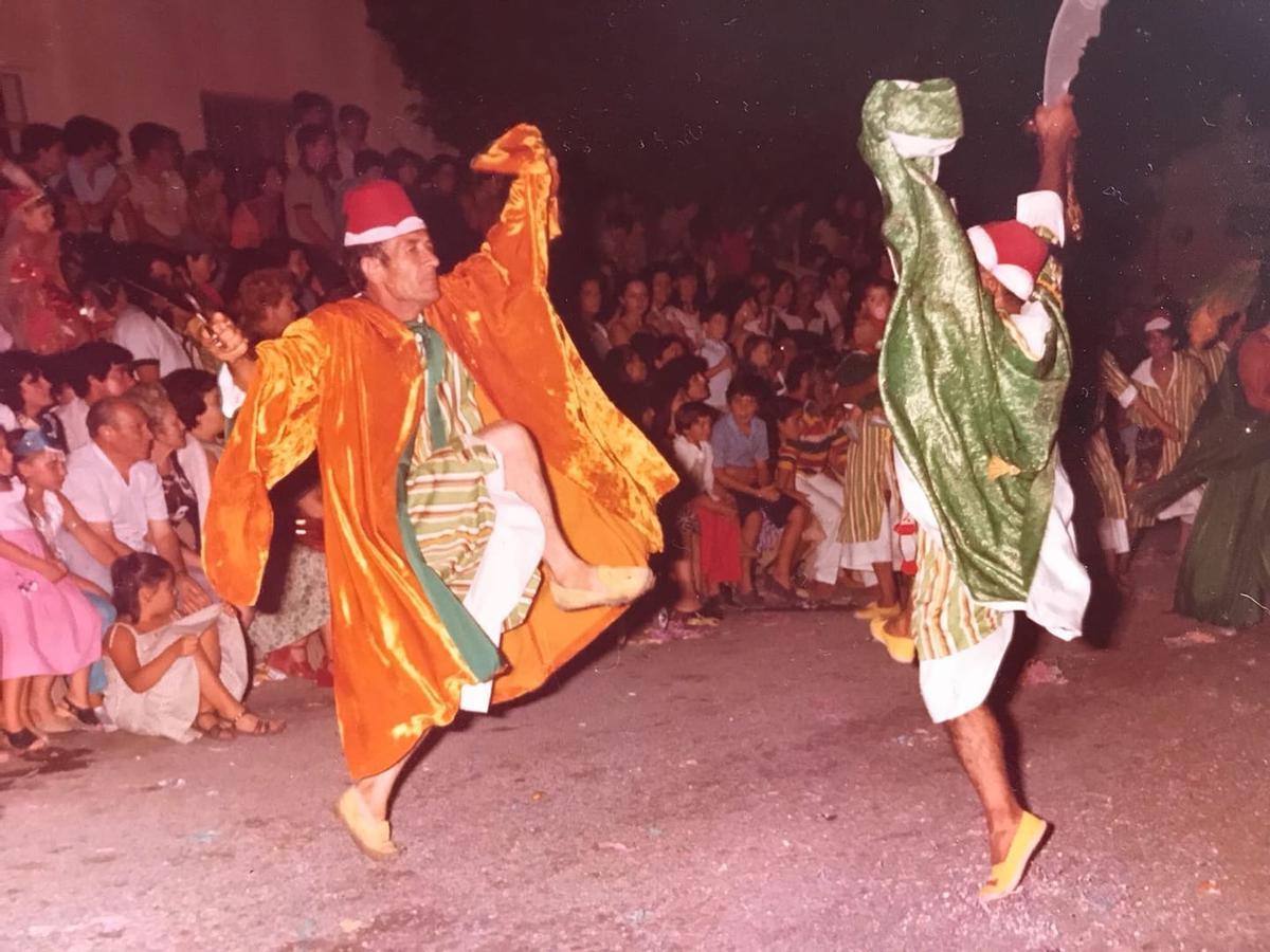 Dos cabos de comparsa en una imagen de los años 80 del siglo XX.